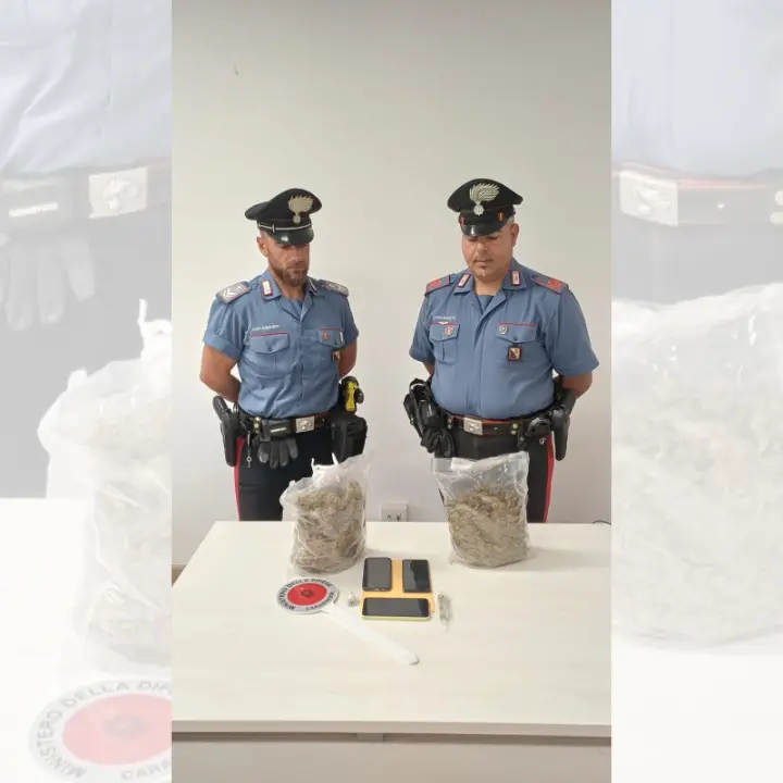 Fuga ad alta velocità sulla Statale 106 e un chilo di droga lanciata dal finestrino, un arresto\n