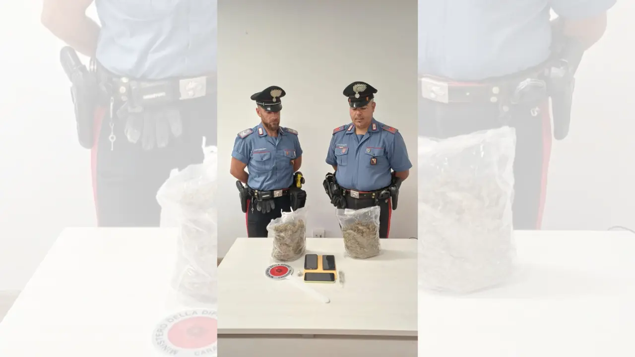 Fuga ad alta velocità sulla Statale 106 e un chilo di droga lanciata dal finestrino, un arresto\n