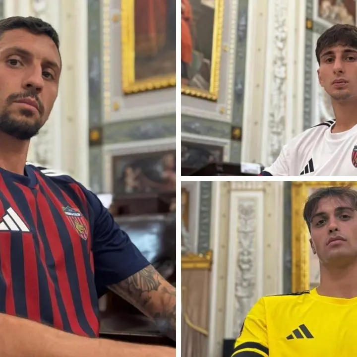 Cosenza, svelate le nuove maglie per la prossima stagione\n