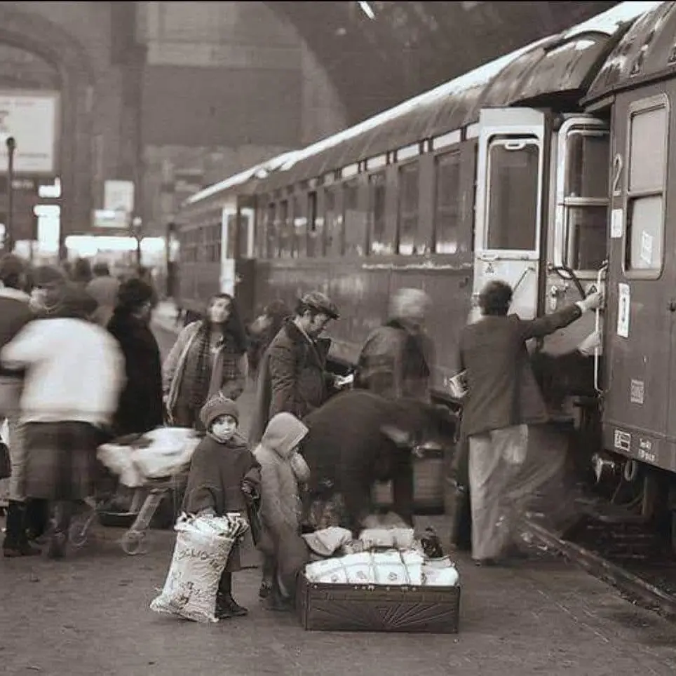 Ferragosto sulla Freccia del Sud: quando la Calabria viaggiava con la valigia di cartone sognando il riscatto a Nord