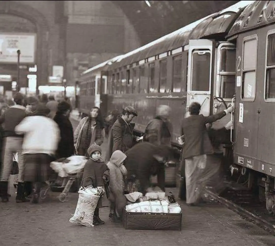 Ferragosto sulla Freccia del Sud: quando la Calabria viaggiava con la valigia di cartone sognando il riscatto a Nord