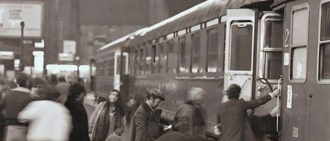 Ferragosto sulla Freccia del Sud: quando la Calabria viaggiava con la valigia di cartone sognando il riscatto a Nord