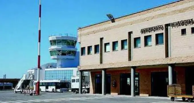 Ferragosto da incubo per i passeggeri del volo Crotone-Roma: l’aereo decolla con più di otto ore di ritardo\n