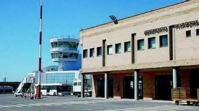 Ferragosto da incubo per i passeggeri del volo Crotone-Roma: l’aereo decolla con più di otto ore di ritardo\n