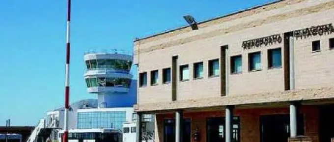 Ferragosto da incubo per i passeggeri del volo Crotone-Roma: l’aereo decolla con più di otto ore di ritardo\n