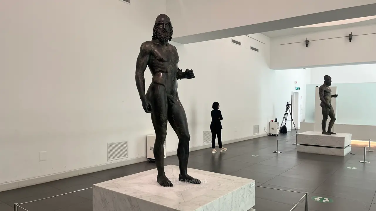 <p>La sala dei Bronzi del Museo archeologico nazionale di Reggio Calabria</p>\\n