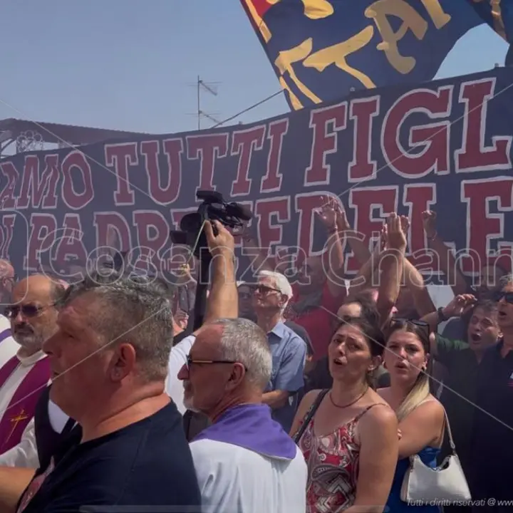 Addio a Padre Fedele, da Brema a Siracusa l’omaggio delle curve\u00A0al Monaco | FOTO