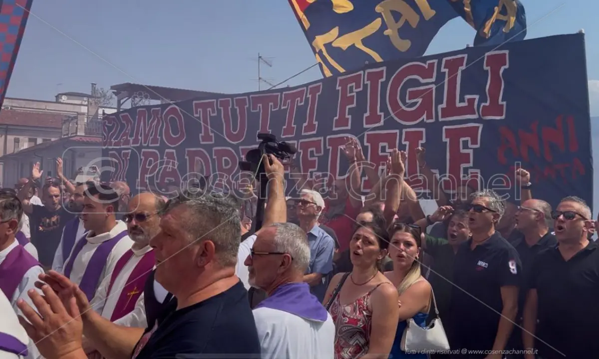 Addio a Padre Fedele, da Brema a Siracusa l’omaggio delle curve\u00A0al Monaco | FOTO