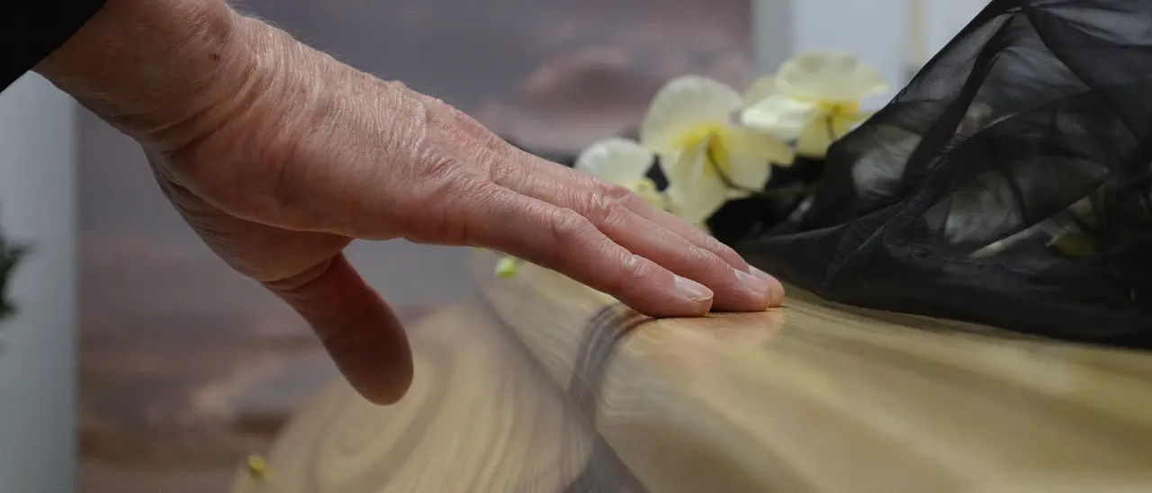 Niente becchini, la famiglia costretta a seppellire il proprio caro da sola:\u00A0«Abbiamo aspettato, poi ci siamo arrangiati»\n