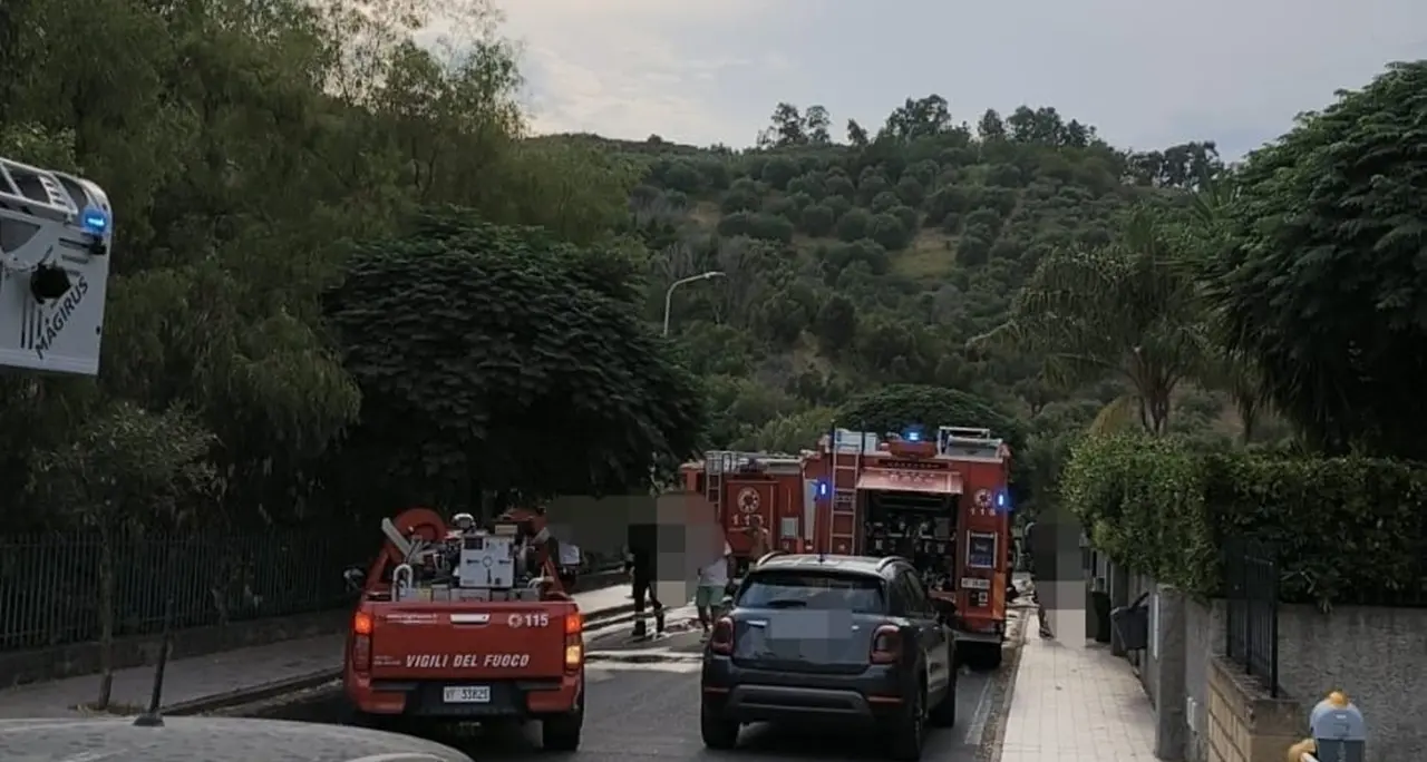 Incendio a Catanzaro, villette a schiera in fiamme nel quartiere Santa\u00A0Maria