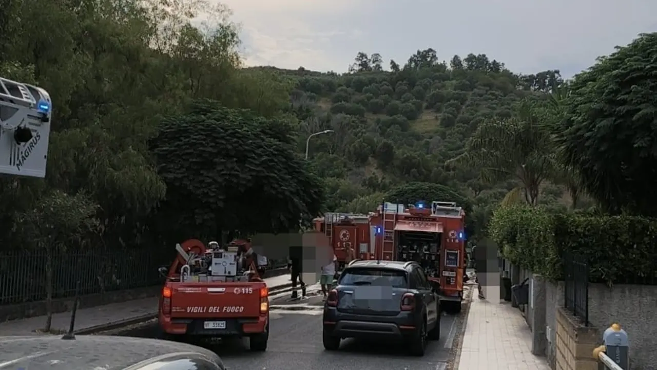 Incendio a Catanzaro, villette a schiera in fiamme nel quartiere Santa\u00A0Maria
