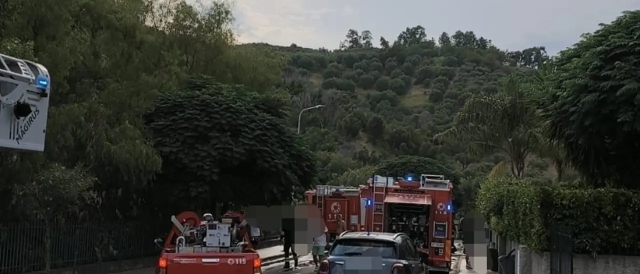 Incendio a Catanzaro, villette a schiera in fiamme nel quartiere Santa\u00A0Maria
