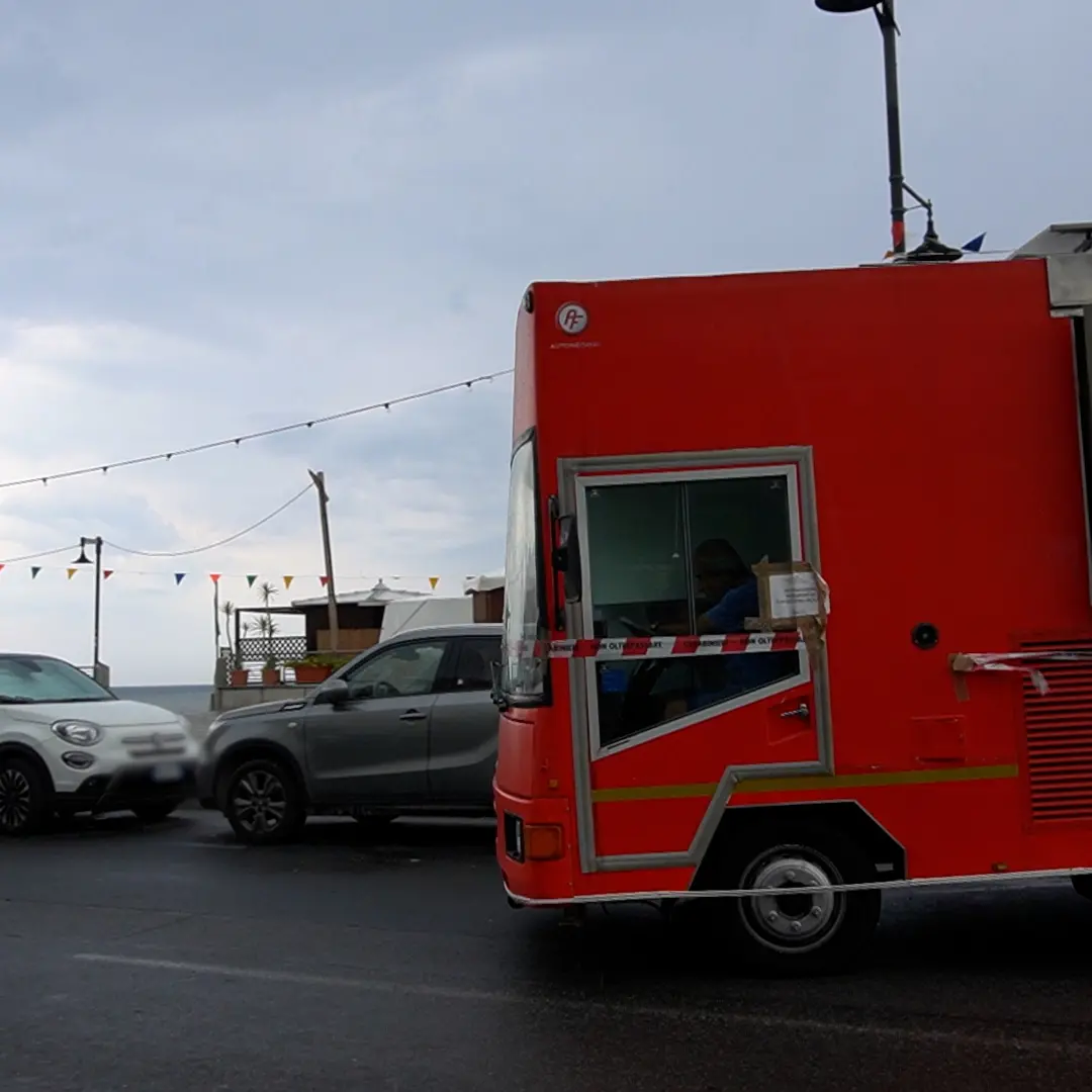 Botulino a Diamante, rimosso il food truck dal lungomare: era diventato meta del turismo dell’orrore
