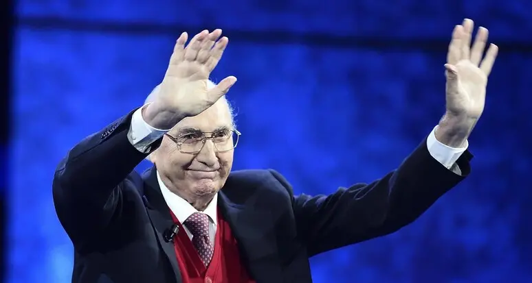 Pippo Baudo, simbolo di una tv che raccontava il Paese: la sua morte è la fine di un’epoca