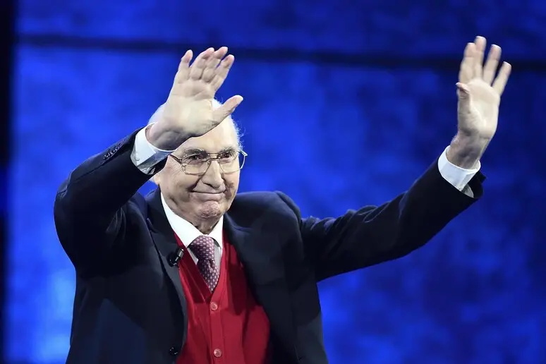 Pippo Baudo, simbolo di una tv che raccontava il Paese: la sua morte è la fine di un’epoca\n