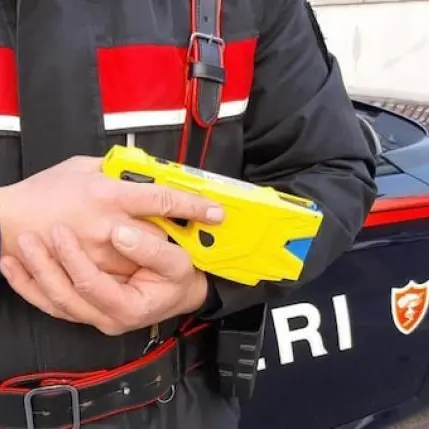 Fermato col taser dai carabinieri dopo un’aggressione ai passanti a Olbia, 57enne muore poco dopo in ambulanza\n