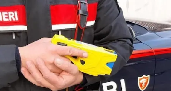 Fermato col taser dai carabinieri dopo un’aggressione ai passanti a Olbia, 57enne muore poco dopo in ambulanza\n