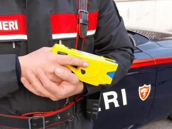 Fermato col taser dai carabinieri dopo un’aggressione ai passanti a Olbia, 57enne muore poco dopo in ambulanza\n