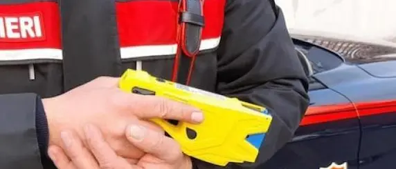 Fermato col taser dai carabinieri dopo un’aggressione ai passanti a Olbia, 57enne muore poco dopo in ambulanza\n