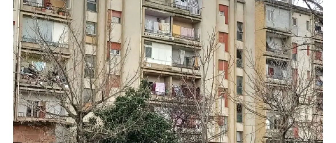 Crisi abitativa senza precedenti in Calabria: occupazioni abusive, fondi azzerati e alloggi popolari nel degrado\n