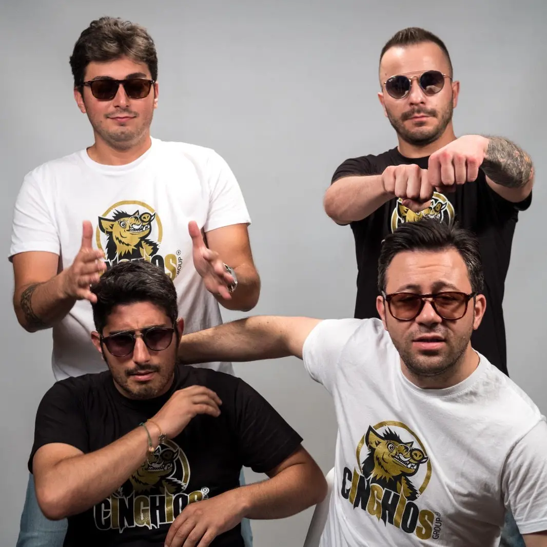 L’ironia travolgente dei Cinghios conquista il web e le piazze: «Il nostro segreto? L’amore per la Calabria»\n