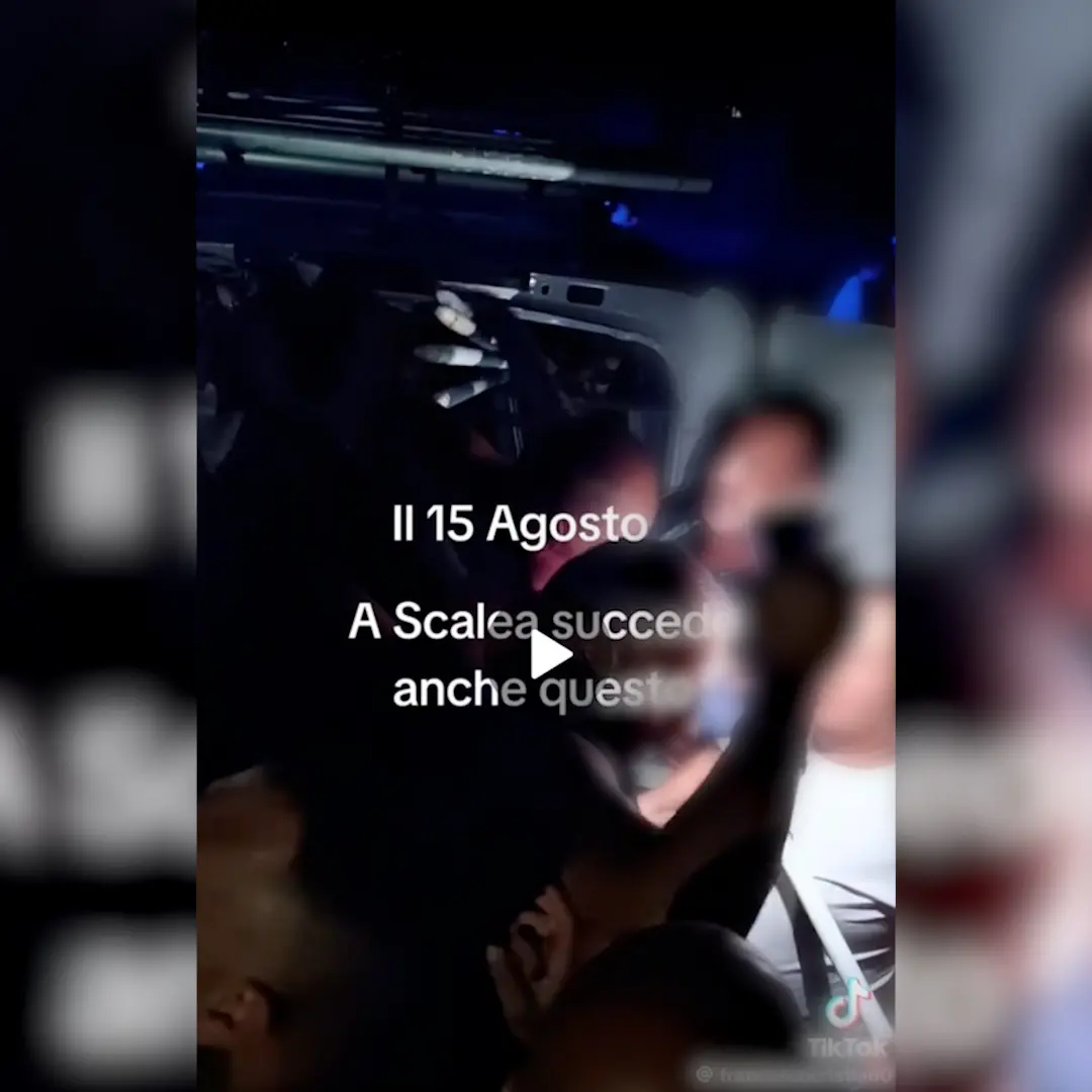 Scalea, agenti della polizia municipale accerchiati e aggrediti dai turisti mentre sequestravano ombrelloni abusivi\n