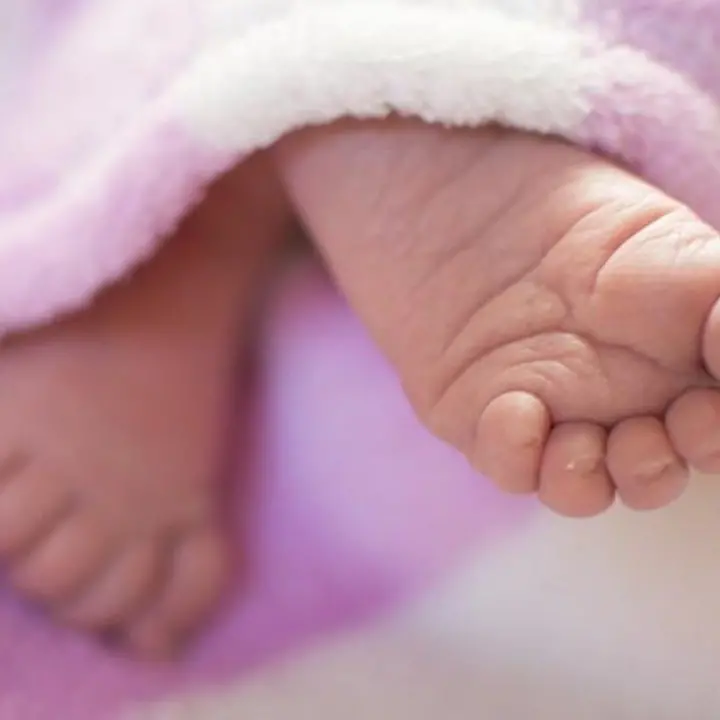 Partorisce in spiaggia a Caulonia Marina e poi decide di lasciare la bimba in ospedale