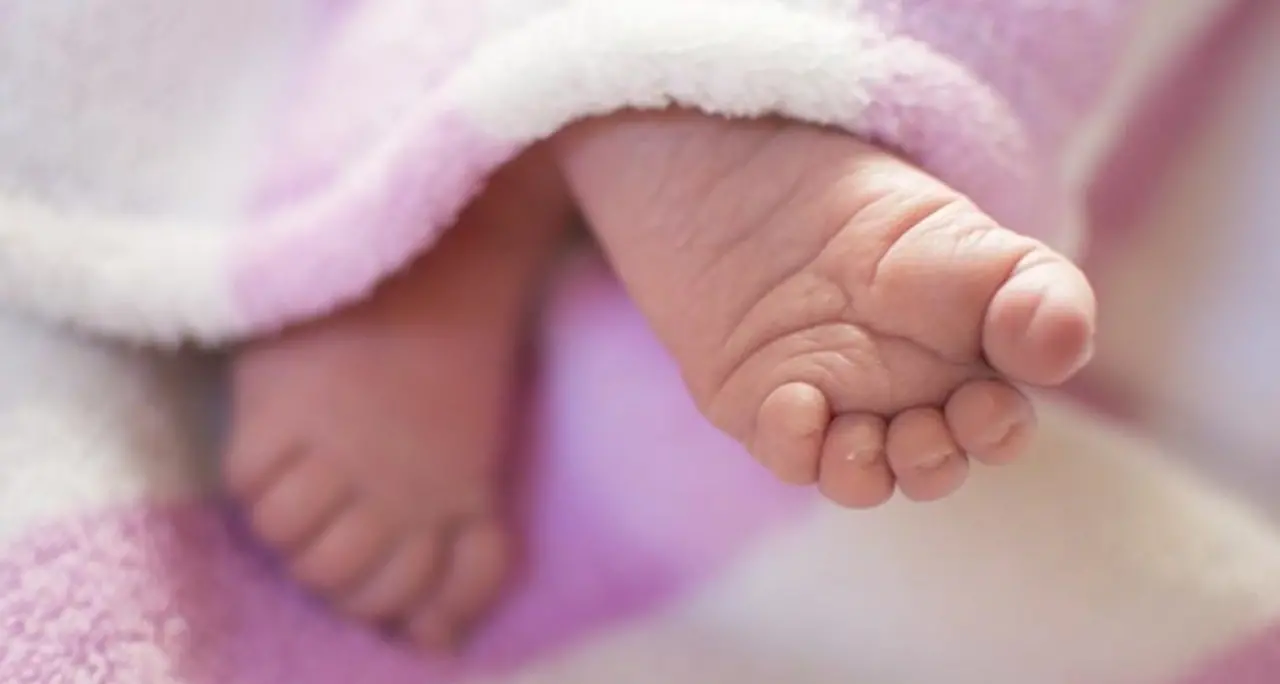 Partorisce in spiaggia a Caulonia Marina e poi decide di lasciare la bimba in ospedale