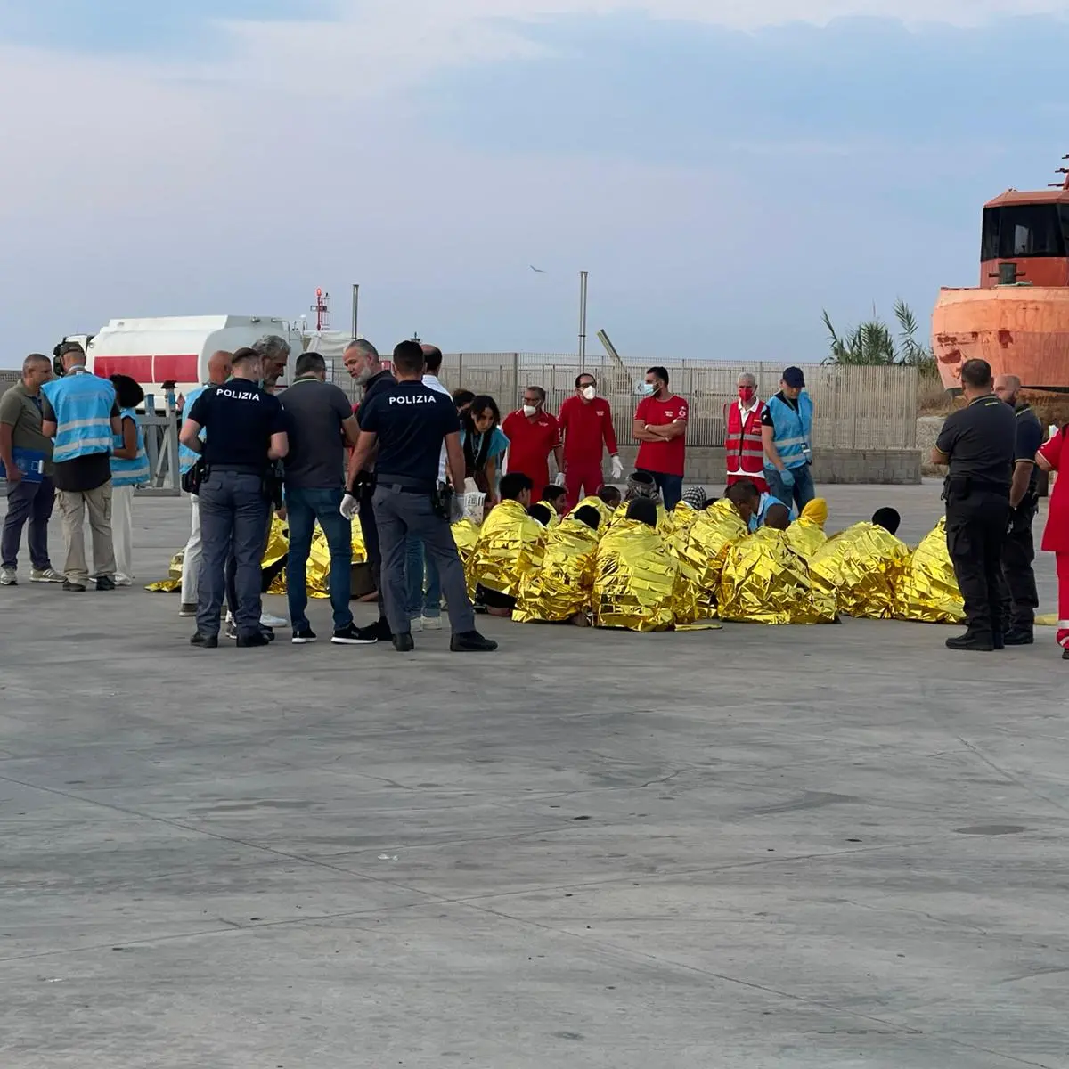 Migranti, ripartono gli sbarchi a Roccella: in 30 salvati nella notte dalla Guardia costiera