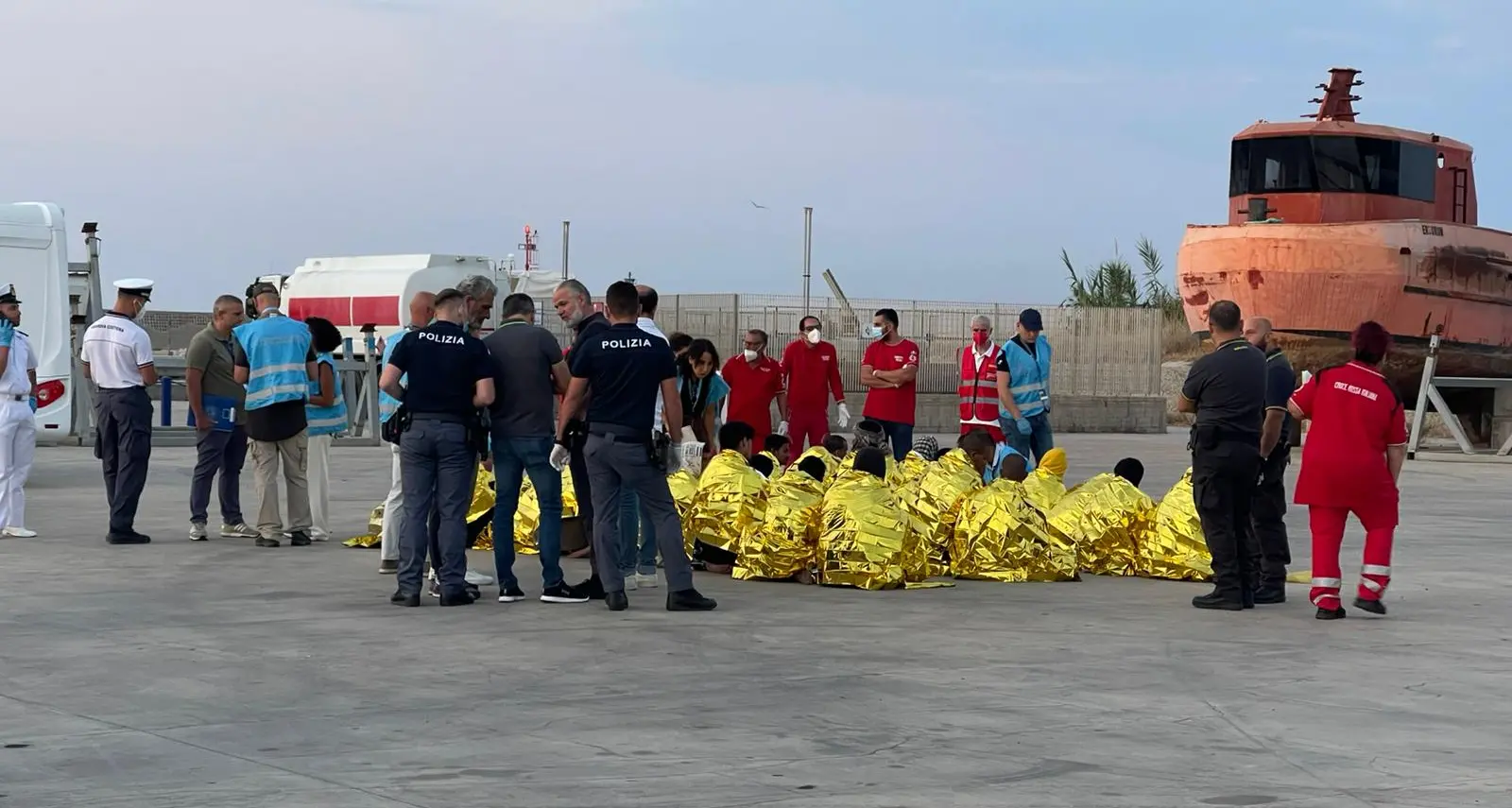 Migranti, ripartono gli sbarchi a Roccella: in 30 salvati nella notte dalla Guardia costiera