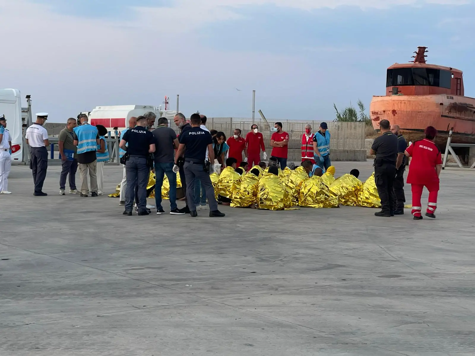 Migranti, ripartono gli sbarchi a Roccella: in 30 salvati nella notte dalla Guardia costiera