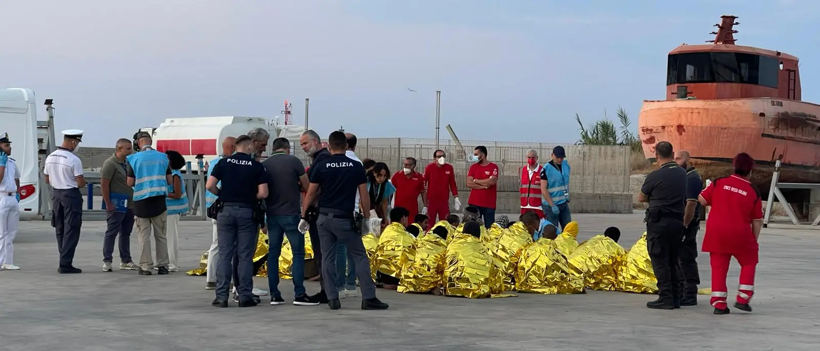 Migranti, ripartono gli sbarchi a Roccella: in 30 salvati nella notte dalla Guardia costiera