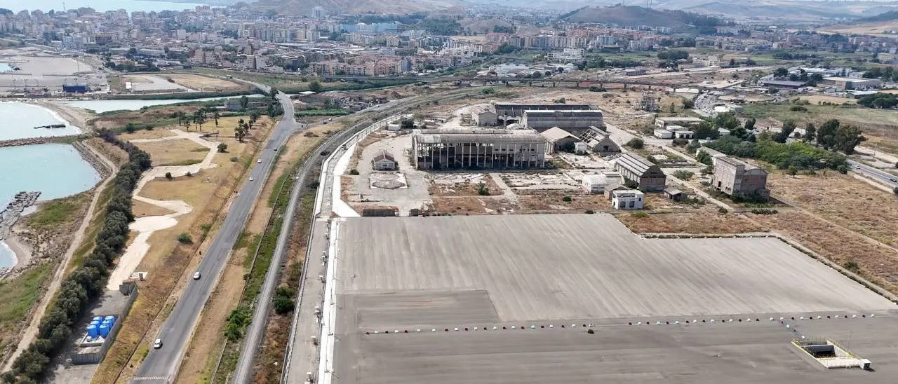 Crotone, al via la bonifica del Sin dopo 25 anni: partiti i primi camion carichi di rifiuti\n
