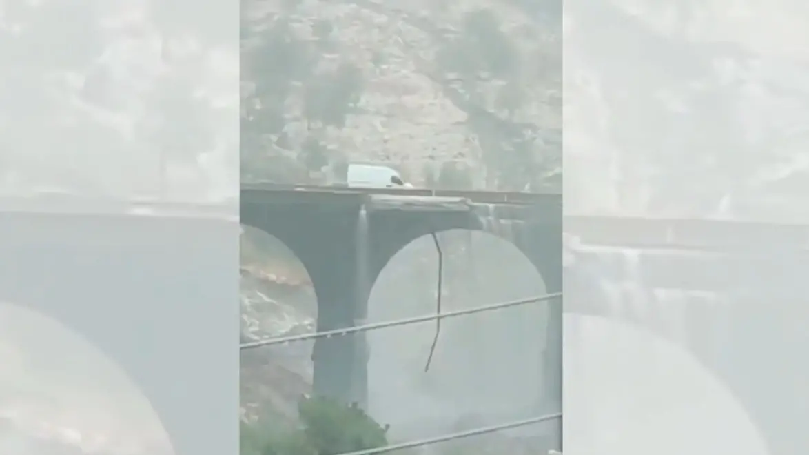 Crolla sotto la pioggia il parapetto di un ponte ma le auto continuano a passare
