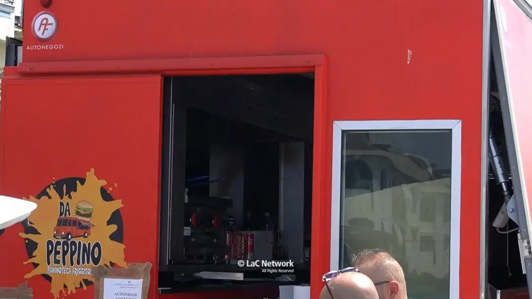 <p>Il food truck in cui sarebbero stati venduti gli alimenti contaminati</p>\\n