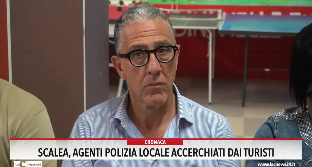 Scalea, agenti di polizia locale accerchiati dai turisti
