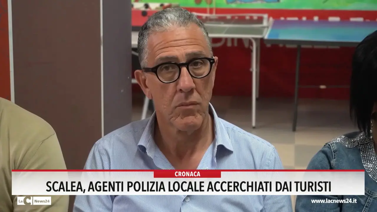 Scalea, agenti di polizia locale accerchiati dai turisti