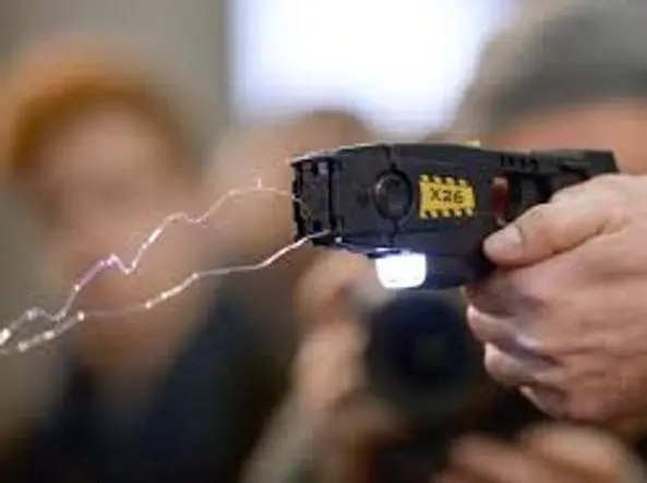Un altro morto per il taser, 41enne colpito a Genova\n