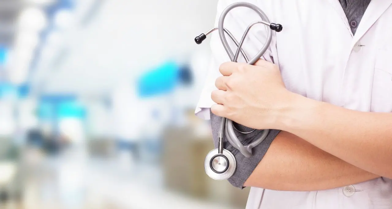 Calabria, la sanità che non funziona:\u00A0mortalità evitabile sopra la media, liste d’attesa record e medici in fuga\n
