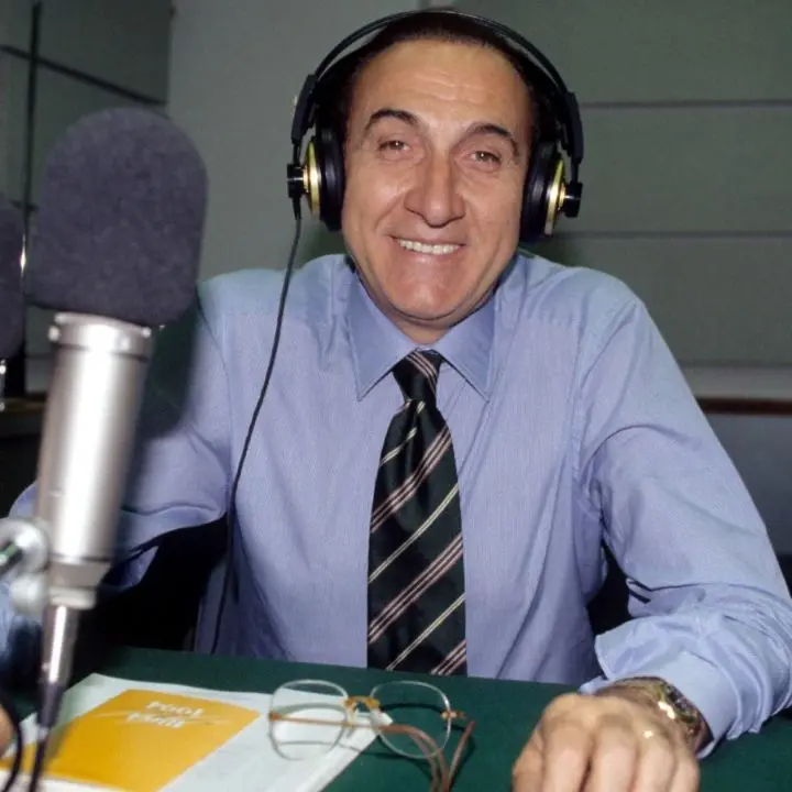Dal palco alla leggenda: Super Pippo, l’uomo che inventò il “presentatore” e riscrisse la tv italiana\n