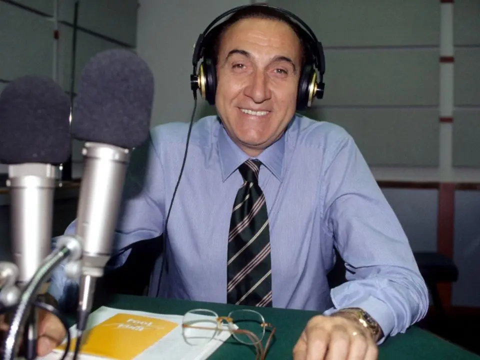 Dal palco alla leggenda: Super Pippo, l’uomo che inventò il “presentatore” e riscrisse la tv italiana