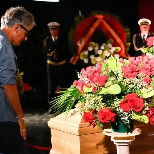 «A Viale Mazzini al posto del cavallo ci vorrebbe la statua di Pippo Baudo»: Fiorello si inchina al maestro della tv italiana\n