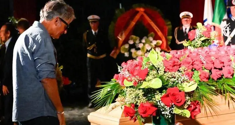 «A Viale Mazzini al posto del cavallo ci vorrebbe la statua di Pippo Baudo»: Fiorello si inchina al maestro della tv italiana\n