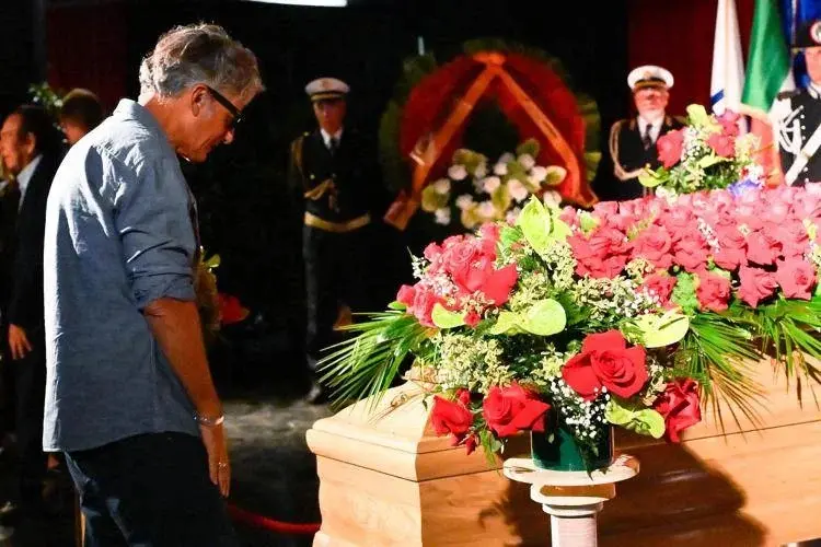 «A Viale Mazzini al posto del cavallo ci vorrebbe la statua di Pippo Baudo»: Fiorello si inchina al maestro della tv italiana\n
