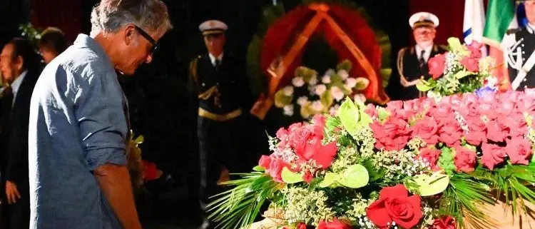 «A Viale Mazzini al posto del cavallo ci vorrebbe la statua di Pippo Baudo»: Fiorello si inchina al maestro della tv italiana\n