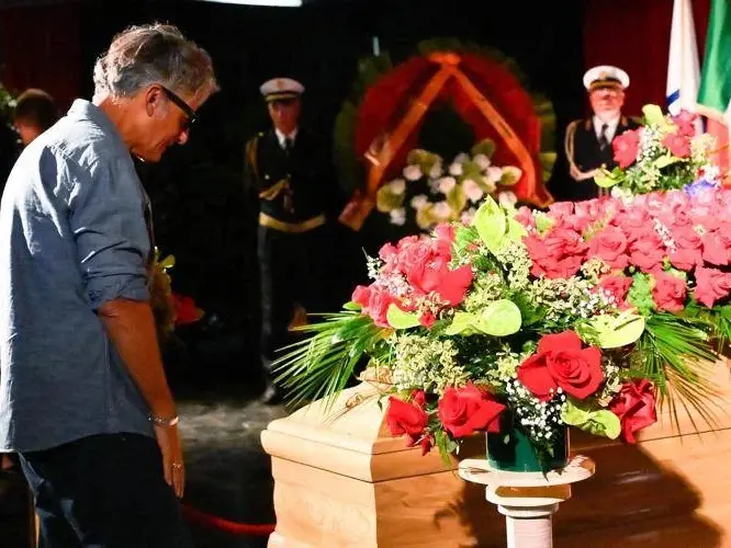 «A Viale Mazzini al posto del cavallo ci vorrebbe la statua di Pippo Baudo»: Fiorello si inchina al maestro della tv italiana
