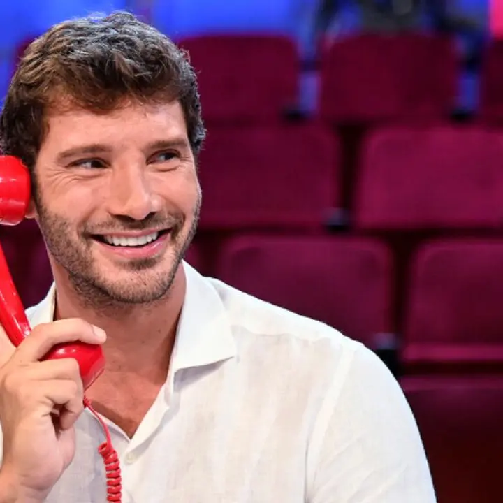 Non è più Bova il gossip dell’estate: il ciclone investe De Martino, vittima di un attacco hacker. I suoi video intimi diffusi online\n