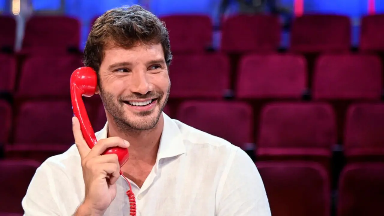 Non è più Bova il gossip dell’estate: il ciclone investe De Martino, vittima di un attacco hacker. I suoi video intimi diffusi online\n