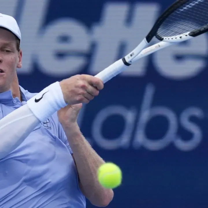 Tennis, Sinner si ritira: Alcaraz sale sul trono di Cincinnati\n