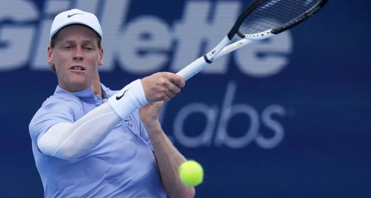 Tennis, Sinner si ritira: Alcaraz sale sul trono di Cincinnati\n